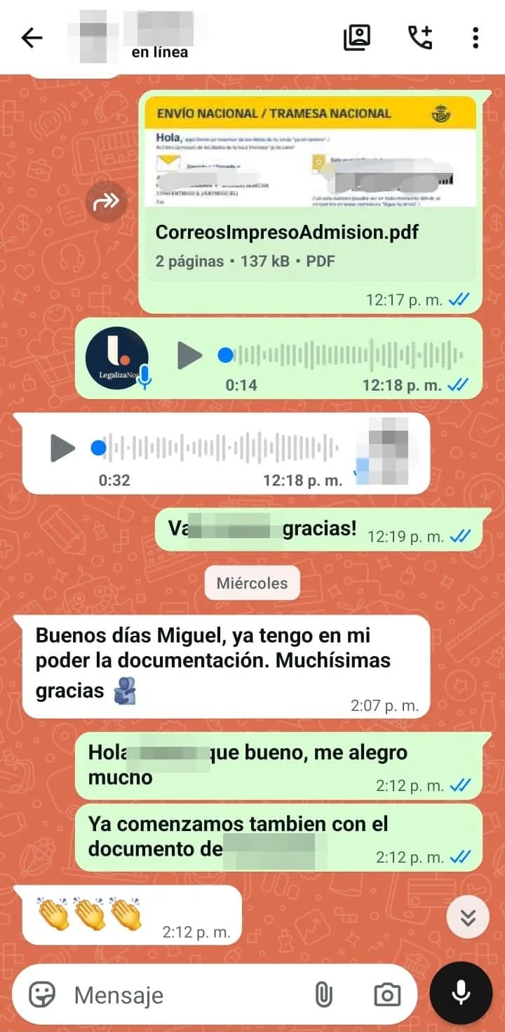 Chat en el que una clienta confirma que ya tiene la documentación en su poder; arriba, el comprobante de envío de Correos